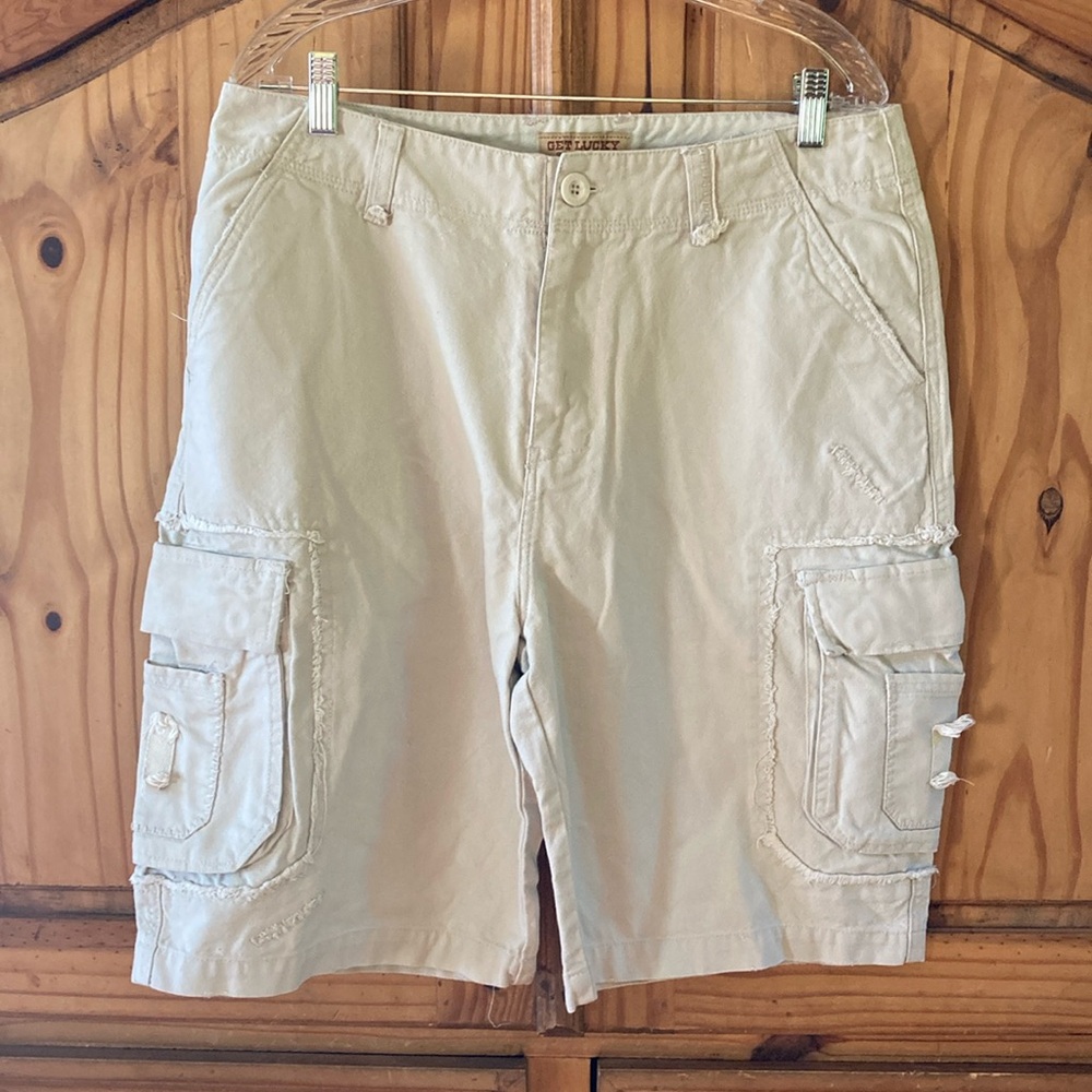 Men’s Get Lucky light tan flat front cargo shorts size 32